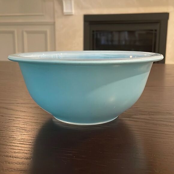 322 Vintage Pyrex Bowl in Beautiful Light Blue Good Condition Mixing Bowl - Picture 1 of 5